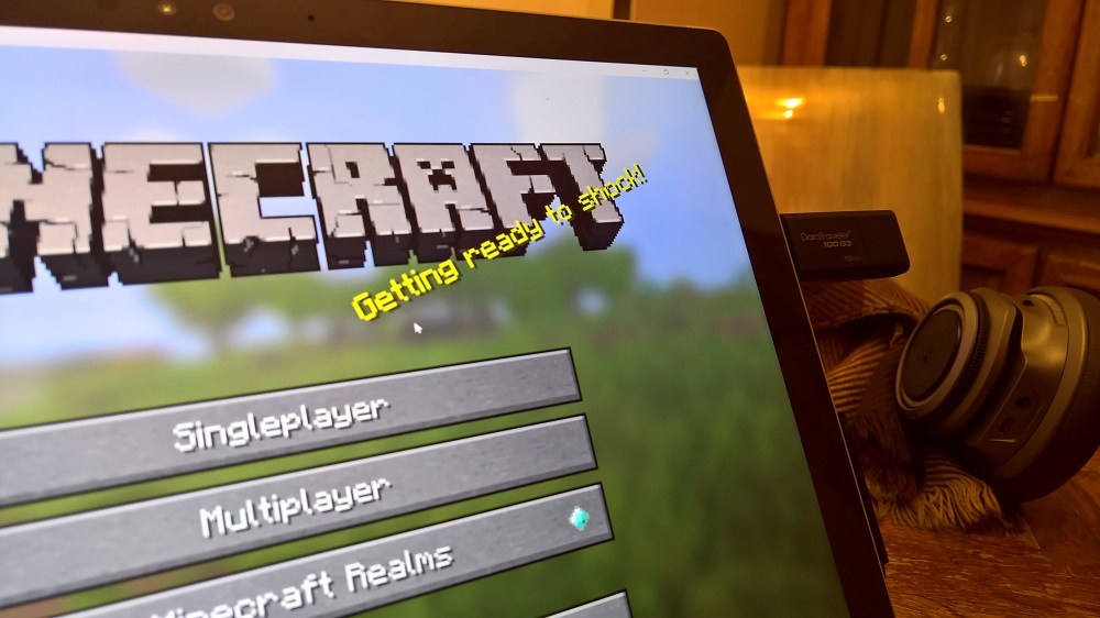 how to play minecraft pc and mobile